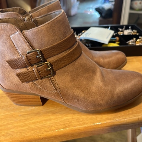 Relativity tan ankle boots an excellent used condition very lightly used. size 8 - Picture 3 of 8
